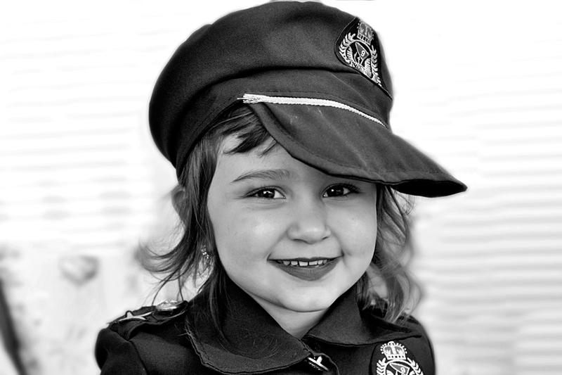 Niña disfrazada de policía